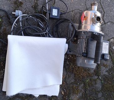 Wasserpumpe mit Netzteil und Kabel
