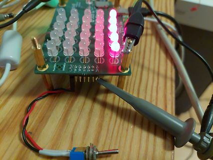 Leiterplatte mit leuchtenden LEDs und Messspitzen