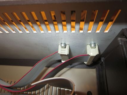 Flachbandkabel an Steckern in einem Gehäuse
