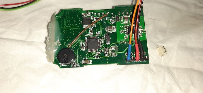 Grüne Leiterplatte mit elektronischen Bauteilen und Kabeln