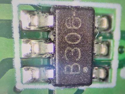 Makroaufnahme eines SMD-Bauteils auf Leiterplatte