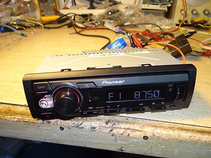 Pioneer Autoradio auf Werkstatttisch