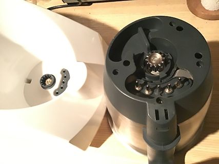 Zerlegtes elektrisches Gerät mit Zahnrad und Kontakten