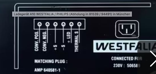 Nahaufnahme einer Anschlussbelegung eines Ladegeräts