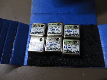 Sechs elektronische Bauteile mit Beschriftung