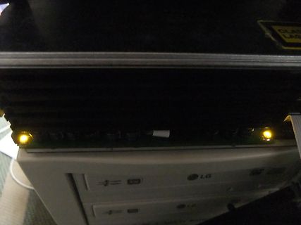 Unterseite eines elektronischen Geräts auf einem PC-Gehäuse