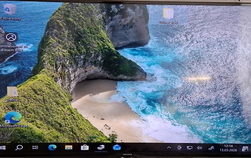 Foto eines Computerbildschirms mit Desktop-Hintergrund