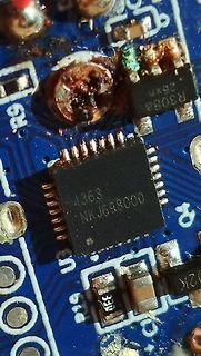 Makroaufnahme einer beschädigten Leiterplatte mit IC