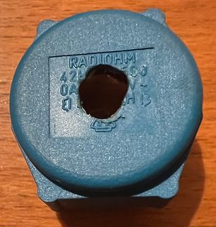 Blaues Bauteil der Marke Radiohm