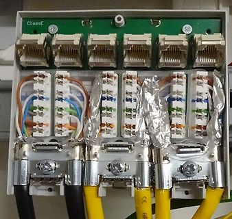 Elektrische Anschlüsse und Klemmen in einem Gehäuse