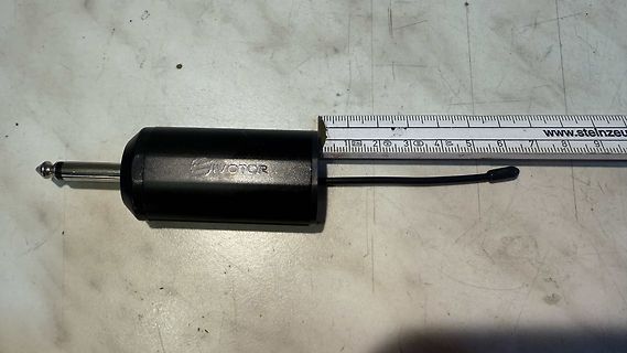 DC-Netzteilstecker mit Lineal