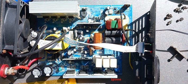 Innenansicht eines Schaltnetzteils mit Bauteilen