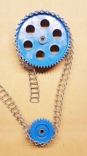 Blaue Zahnräder mit Metallkette