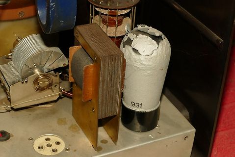 Elektronische Bauteile und Transformator