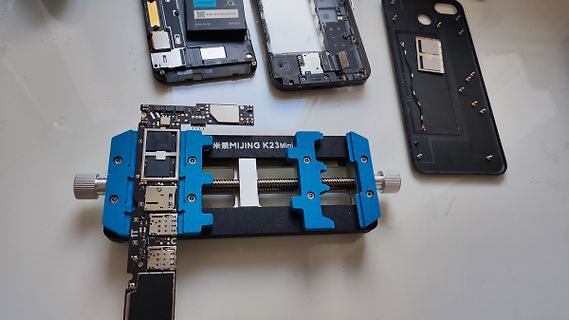 Zerlegte Smartphone-Komponenten und Werkzeug