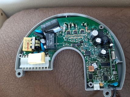 Geöffnete Elektronikplatine in Kunststoffgehäuse