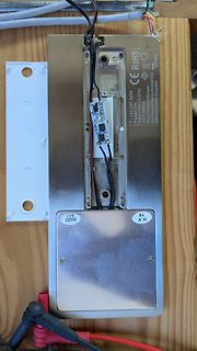 Gehäuse einer Elektronikkomponente mit Platine und Verkabelung