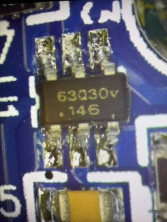 Nahaufnahme eines ICs auf einer Leiterplatte