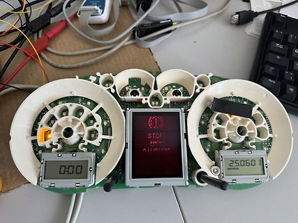 Leiterplatte mit LCD-Displays und Gehäuseteilen