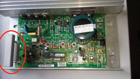 Foto einer Leiterplatte mit elektronischen Bauteilen