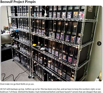 Server-Rack mit Computergehäusen und Lichterkette