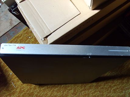 APC USV Gerät auf Karton