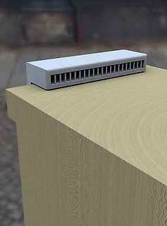 3D-Modell eines Lüfters oder Kühlkörpers auf Holzoberfläche