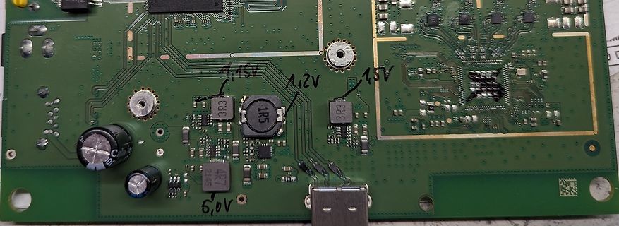 Foto einer Leiterplatte mit handgeschriebenen Spannungsangaben