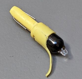 Gelbes Bauteil mit LED