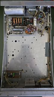 Innenansicht eines alten elektronischen Geräts mit Bauteilen