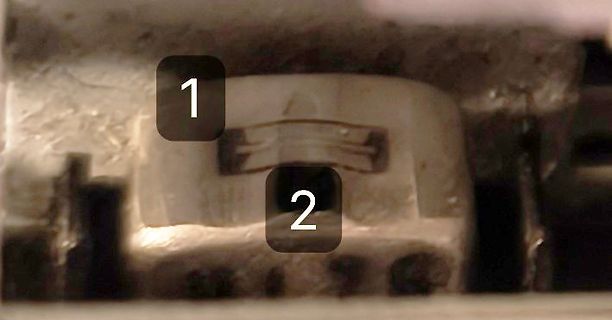 Nahaufnahme eines elektronischen Bauteils mit Markierungen