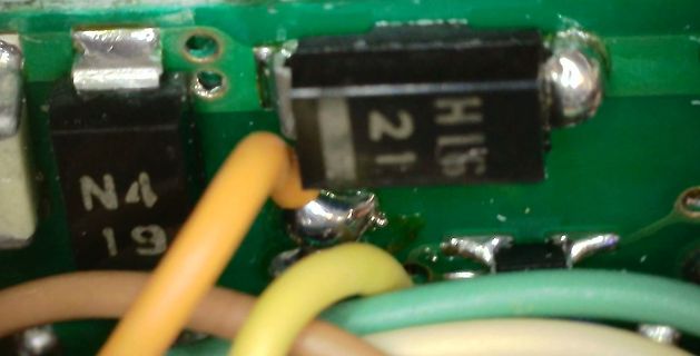 Nahaufnahme von elektronischen Bauteilen auf einer Leiterplatte