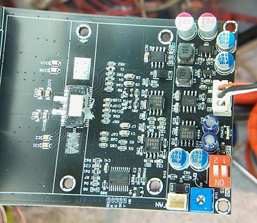 Foto einer Leiterplatte mit elektronischen Bauteilen