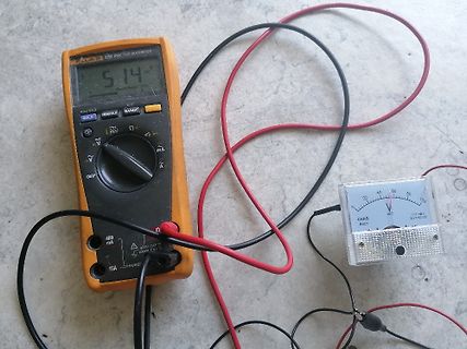 Multimeter und analoges Voltmeter im Messaufbau