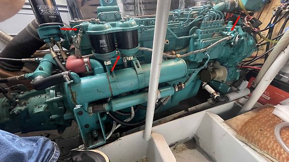 Großer Dieselmotor mit roten Markierungspfeilen