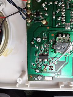 Nahaufnahme einer grünen Leiterplatte mit elektronischen Bauteilen