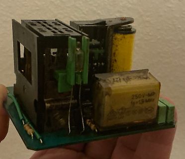 Elektronikbauteile auf einer Leiterplatte