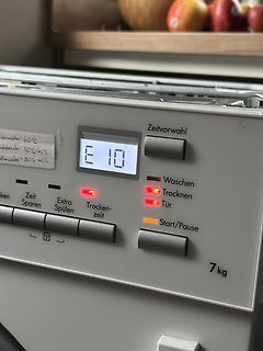 Display einer Waschmaschine mit Fehlermeldung E10