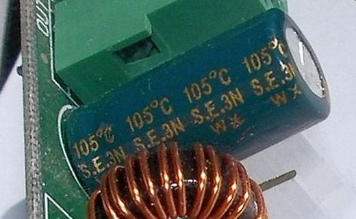 Nahaufnahme eines Elektrolytkondensators auf einer Leiterplatte
