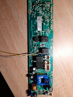 Foto einer Leiterplatte mit elektronischen Bauteilen