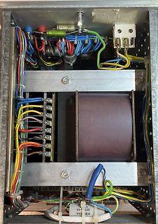 Innenansicht eines Netzteils mit Transformator und Verdrahtung