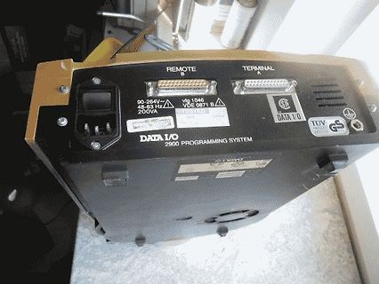 Rückseite eines DATA I/O 2900 Programming Systems