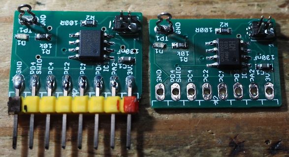 Zwei kleine grüne Leiterplatten mit elektronischen Bauteilen