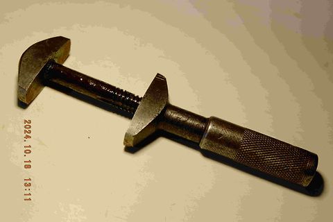 Metallischer Stift mit Gewinde und Rändelung