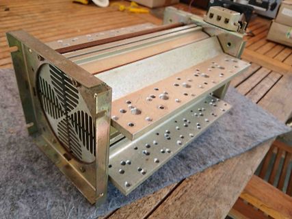 Mechanische Metallkomponente mit Lüftungsschlitzen