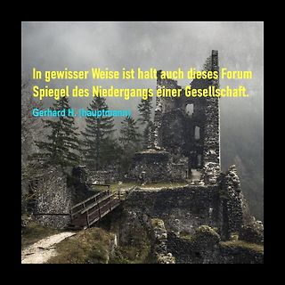 Ruine in nebliger Landschaft mit Textüberlagerung