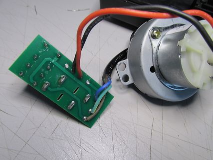 Leiterplatte mit angeschlossenem Elektromotor