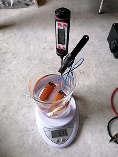 Messung der Leitfähigkeit in einer Lösung mit TDS-Meter