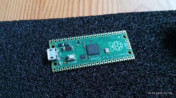 Raspberry Pi Pico Mikrocontroller auf dunklem Untergrund