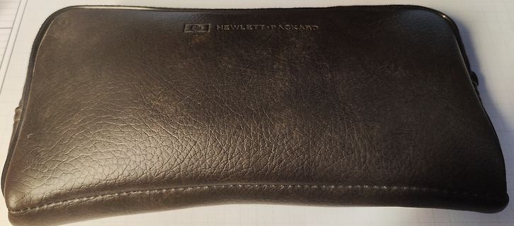 Schwarze Lederhülle mit Hewlett Packard Logo